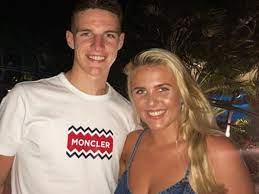Latest on west ham united midfielder declan rice including news, stats, videos, highlights and more on espn. Declan Rice Freundin Vermogen Grosse Tattoo Herkunft 2021 Taddlr