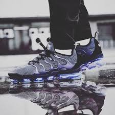 Black And Gold Vapormax Plus On Feet Pin By Wavyy Jay On Nike Air Vapormax Nike Air Nike Air Vapormax Nike