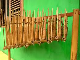 Cara memainkan alat musik gendang ini cukup dengan dipukul, baik dengan tangan saja atau bisa juga dengan alat pemukul gendang. 7 Jenis Angklung Alat Musik Yang Ada Di Indonesia Kumparan Com
