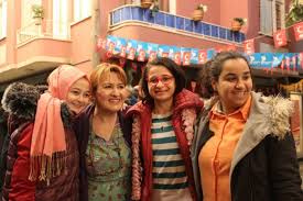 Sizlere, içinde bol miktarda nostalji barındıran bir video evet, #evdekal dediğimiz bugünlerde, canım setimi özlemişken sizlerle seksenler setinden bir vlog. Ozel Ogrenciler Seksenler Dizi Setinde Kocaeli Son Dakika