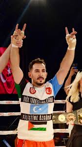 Profesyonel Boks ve Kick Boks sporcusu Mir Zahit Karabağ, Profesyonel Altın Kemer Boks Şampiyonası’nda çıktığı maçta rakibini ilk rauntta nakavt edip altın kemerin sahibi oldu. Karabağ galibiyetini ...