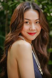 Siêu mẫu Thanh Hằng khoe lưng trần gợi cảm