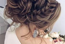 La multitude de modèles par sa coupe, que son tissu, il est préférable d'opter pour une coiffure simple comme un chignon ou une. Magnifiques Coiffures Soiree Mariage Tendance Ete 2017 Coiffure Simple Et Facile Pctr Up
