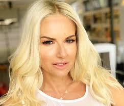 Με μαγιό δίχως ρετούς, παραδίδει μαθήματα αυτοπεποίθησης (pics). Agnwristh H Maria Mpekatwroy Oi Fwtografies Prin Apo 10 Xronia Apokalyptoyn Th Megalh Allagh Queen Gr