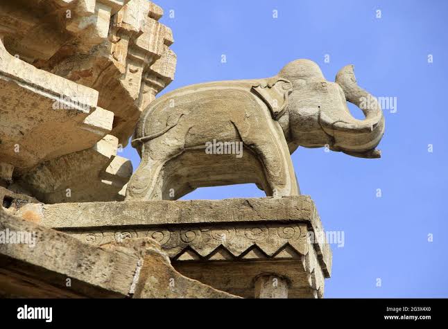 Saluting elephant hi-res stock photography and images - Alamy