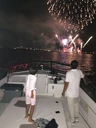 7 31沖縄最終日は名護祭りの花火大会と重なることが判明し ホテルにクルーザーを出してもらいました 星空クルーズと海の上から見る花火 最高にロマンティックなラストナイトとなりました 船長さんと息子 ロマンティック クルーズ クルーザー