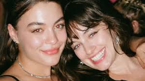 Woman runs friend's Hinge and sets her up