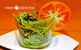 Se amasa harina con agua y se enjuaga la masa bajo el grifo hasta que haya soltado todo el almidón y el agua salga blanca. La Cocina Vegana Y Su Historia Opinion Entre7calderos