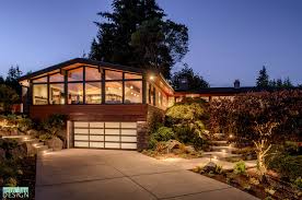 Backyard lights, cafe lights from blogger alyssa at feathersandstripes: Uplake Mid Century Modern