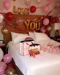 Pin By Luceroperalta On Being In Love Romantic Hotel Rooms Romantic Bedroom Decor Valentine Bedroom Decor