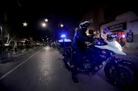 El toque de queda se refiere a la prohibición o restricción, establecida por instituciones gubernamentales, de circular libremente por las calles de una ciudad o permanecer en lugares públicos. X2wjm2wdpn2fgm