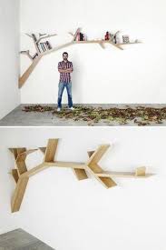 Una Libreria A Forma Di Ramo Uno Degli Elementi Originali Che Piu Arredano La Casa Home Diy Tree Bookshelf Home Deco