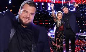The top 5 performed during monday night's episode, and america voted the voice winners reportedly receive a $100,000 prize, as well as a record deal with universal music group. The Voice Jake Hoot Wins Season 17 With Coach Kelly Clarkson During Star Studded Finale On Nbc Daily Mail Online