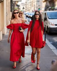Detalles con vivos en rosa a conjunto del estampado. Nueve Formas De Combinar Nuestro Vestido Rojo Con Diferentes Zapatos Y Bolsos Para Usarlo Sin Parar