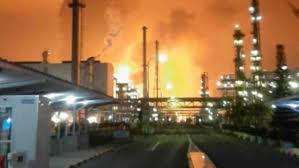 Saat ini, petugas kebakaran dari pertamina ru vi balongan tengah melakukan pemadaman. Fm2g7mpkp Bysm