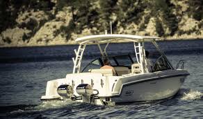 Boston Whaler 270 Vantage En Mode Bateaux Electrique Avec Deux Torqeedo Deep Blue 80hp Retrouvez L Essai Sur Www Ho Speed Boats Electric Boat Boston Whaler