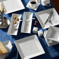 Şeklini ve rengini beyaz kaolin kilinden; Karaca Trend Emboss 32 Parca 6 Kisilik Kahvalti Seti Kare Karaca