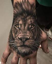 50 Eye Catching Lion Tattoos That Ll Make You Want To Get Inked Kickass Things Tattoo Na Mao Masculino Tatuagem Olho Tatuagem Na Mao