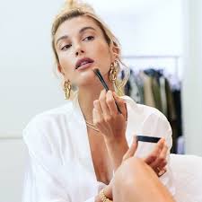 Justin and hailey bieber for vogue magazine. Hailey Bieber Teilt Ihre Schonheitsroutine Im Wert Von Uber 4 000 Us Dollar Probieren Sie L Officiel