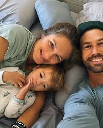 Good things everywhere ❤️‍🔥🌞🫂🤟 Grateful for my health & strong body 💪  But MOST of all, I'm grateful for my family — the best part of my life is  being a husband