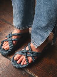 Disse skønne sandaler fra nomadic state of mind er håndlavede og produceret af genanvendelige polypropylen reb hvilket giver dem imminent modstandsdygtighed overfor slid. Slip On Denim Sandals Nomadic State Of Mind