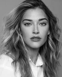 Ariana Farmer's Instagram, Twitter & Facebook