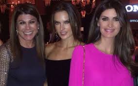 Para comemorar mais um ano de vida, a promoter recebeu os amigos famosos em sua cobertura, num luxuoso. D4y75sovs K0lm