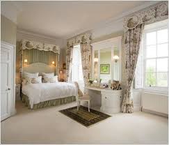 من أجل غرفة نوم مريحة 10 أفكار لستائر السرير