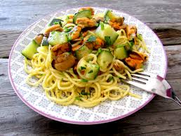 La pasta con le cozze sono uno dei miei piatti di mare preferiti, un piatto molto saporito. Spaghetti Con Zucchine E Cozze Imprastando