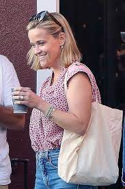 Reese has also worn the glamorous chignon hairstyles, the braids hairstyles and the short bob hairstyles. Reese Witherspoon S Short Bob Haircut See Hair Makeover Pics Hollywood Life