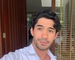 Model rambut pendek sebahu ini cocok untuk wajah yang bulat, oval, ataupun hati. 7 Model Rambut Ikal Pria Yang Hits Di Tahun 2019 Bukareview