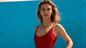 Ekranların güzel yüzlerindenolan melisa döngel dikkatleti üzerine çekmeye devam ediyor. The Famous Actress Melisa Dongel Drew All Eyes When She Went Out On The Street Without Underwear