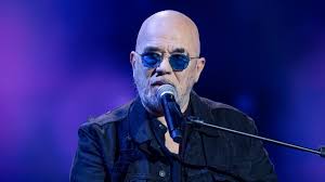“Mon idole, mon ami…” Pascal Obispo ne l’oublie pas : 7 ans après sa brutale disparition, le chanteur rend hommage à une légende rennaise du rock dont il était très proche — Gala
