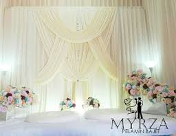 Perpaduan dedaunan hijau dengan kursi berwarna emas memberikan kesan kursi serba putih ditambah dengan ornamen dedaunan, bisa menghasilkan tampilan cantik ini. Pelamin Tunang Dan Nikah Bajet Cantik Dan Simple Dari Myrza Decoration Belog Zai Zamree
