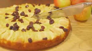 Apfelkuchen In Rekordzeit Backen Dieser Schnelle Kuchen Kann Nach Nur 10 Minuten In Den Ofen Schneller Apfelkuchen Apfelkuchen Essen Und Trinken