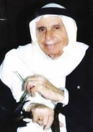 ذكرى الأستاذ الجليل العلاّمه روكس بن زائد العزيزي شعر سليمان المشّيني مِن  خالِصِ الحُبِّ من وجدانِ كلّ أبي صُغْتُ التّحايا لشيخ الفكر والأدبِ روكس  العُزَيْزيْ به تزهو القوافي كما تزهو العرائس في