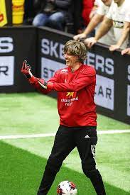 Mickie krause wurde am 21. Mickie Krause Ohne Perucke Lukas Podolski Klaute Ihm Seine Haare Bei Fussballturnier Express De