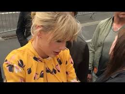 Check spelling or type a new query. Pourquoi Taylor Swift N A Pas Signe Un Autographe Youtube