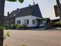 Haus emmerich is situated in gaienhofen and offers a garden and barbecue facilities. Haus Zu Vermieten Reekscherweg 6 46446 Emmerich Am Rhein Kleve Kreis Mapio Net