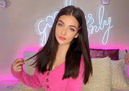 Videoclipul noului single a fost foarte așteptat de către public, devenind viral pe tiktok. Un Castravete Nu Poate Fi Doar Mancat Cu El Poti Face Si Tiktok Andeea Bostanica Uimeste La Cei 16 Ani Video