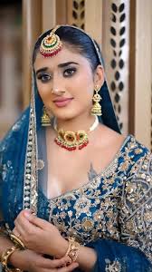 Ke aalam mein nasha ho jab tere ruksar dekhu, Khuda ne jab tarasha hoga woh  asrar dekhu, Nigaho mein basa hai ic kadar noor tera, Kurban her daffa hou  tujhko jitni baar dekhu, Mua @pinkmeup.x.vishali, ...