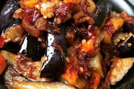 Masukkan daging sapi, aduk hingga kaku dan berubah warna.turunkan panas pada level rendah,tutup dan masak sampai daging empuk dan masak. Resep Tumis Terong Pedas Yang Gurihnya Bakal Bikin Ketagihan