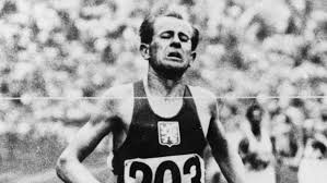 Zátopek had a distinctive running style. Emil Zatopek Jako Moralni Autorita V Beznem Zivote Mnohokrat Selhal Upozornuji Historici Irozhlas Spolehlive Zpravy