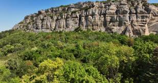 горный болгарский пейзаж мадарского всадника и скальное плато шумен болгария. чудесные скалы сток-видео - Видео насчитывающей орел, плато: 291448121
