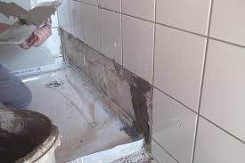 Nachdem der kleber auf den untergrund aufgetragen wurde, müssen die fliesen zügig verlegt werden, da der kleber schnell trocknet. Fliese Auf Fliese Verlegen Das Verfliesen Einer Dusche Anleitung Diybook De