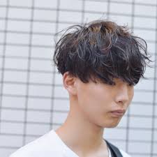 お客様のstyle ツイストランダムスパイラルパーマをかけてから2ヶ月後にショートマッシュにカット パーマの残りでラフで無造作な質感に ゆるめだけどくしゃくしゃっとラフなけだるい感じに ニ bridge namiki me メンズ ヘアスタイル ツイストパーマ