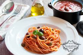 Fare saltare la pasta insieme alle olive e ai capperi, facendola ben insaporire. Spaghetti Olive E Capperi