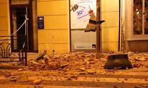 Sin embargo, nuestros compatriotas de lorca retiran los escombros y entierran a sus seres querios mientras hablo, víctimas de un terremoto que sucedió ese mismo día. Terremoto Malaga De Lorca A Arenas Del Rey Espana El Pais