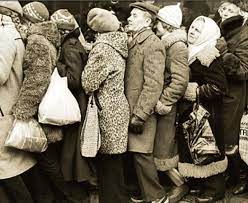 Trebuie sa angajam intotdeauna o serie de oameni dintre cei mai buni in timpul lui ceausescu nu am avut alimente pentru ca am platit datoria externa pina in 1989. Ce Mancau Romanii Pe Vremea Lui Ceausescu O JumÄƒtate De Paine Pe Zi Un Litru De Ulei Un Kilogram De ZahÄƒr Pe LunÄƒ Si Pui De MÄƒrimea Porumbeilor Radio Romania ReÈ™iÈ›a