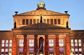 Ai Weiwei Wraps The Columns Of Berlin S Konzerthaus With 14 000 Salvaged Refugee Life Vests Ai Weiwei Berlin Installation Art